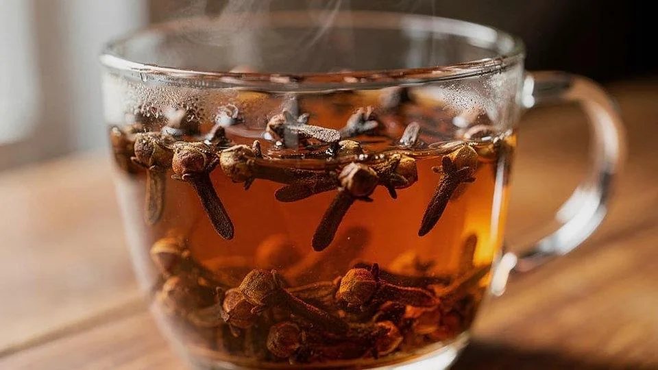Deux ou trois clous par tasse suffisent pour un thé d’hiver aux épices